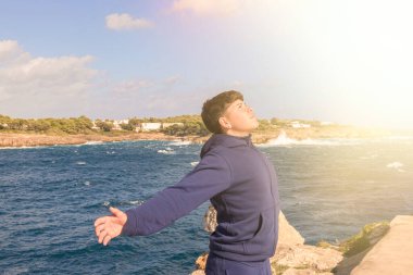 Kollarını açıp İsa 'ya dua eden genç İspanyol efendimiz İsa' dan ruhani bir nimet alıyor.