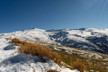Kışın Sierra Nevada 'da kayak merkezi, karla dolu.