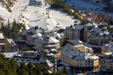 Sierra Nevada, Granada, İspanya 'daki kayak merkezinin altyapısının panoramik hava görüntüsü, geçici mevsimlik konsept, otel hizmetleri, mağazalar vs..
