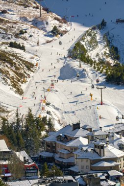 Kayak merkezinin hava manzarası, kayak merkezinin yamaçları, kayak yapan bir sürü insan, Sierra Nevada, granada, İspanya, mevsimlik konsept ,