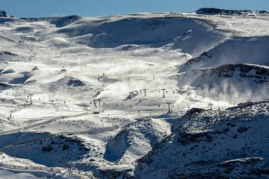 Sierra Nevada, İspanya İspanya 'da bir sıradağdır. Avrupa 'nın en güneydeki kayak merkezlerinden birinde yüksek zirveleri kayak yapmayı mümkün kıldığı için, burası popüler bir turizm beldesi.,