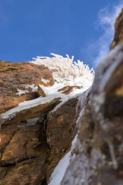 Sierra Nevada 'da buzdan yapılmış doğal buz heykelleri.,
