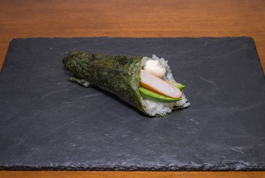 Japon Yemeği - Tahta tabakta deniz ürünleri çayı,