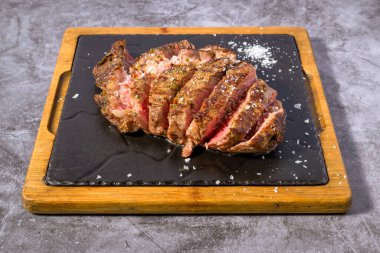 Yakın plan ızgara Arjantin usulü sığır sucuğu.