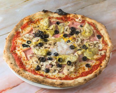 Peynirli, pastırmalı, domatesli, mantarlı, fesleğenli İtalyan yemeği. Mermer tahtada servis edilen enginarlı fırında Napoli pizzası..,
