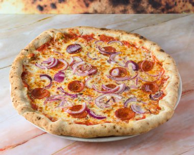 Sıcak ev yapımı biberli Pizza yemeye hazır,