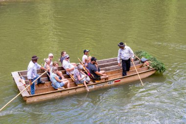 Szczawnica yakınlarındaki Pieniny 'deki Dunajec Nehri' nde rafting (Polonya)