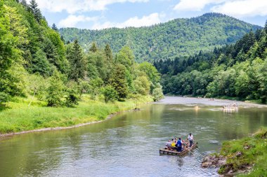 Szczawnica yakınlarındaki Pieniny 'deki Dunajec Nehri' nde rafting (Polonya)