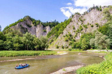 Szczawnica yakınlarındaki Pieniny 'deki Dunajec Nehri' nde rafting (Polonya)