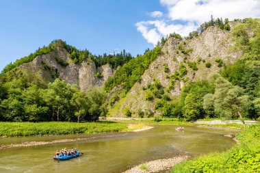 Szczawnica yakınlarındaki Pieniny 'deki Dunajec Nehri' nde rafting (Polonya)