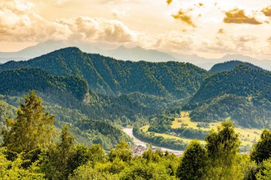 Beresnik 'teki (Polonya) patikadan Szczawnica ve Pieniny' ye bak)