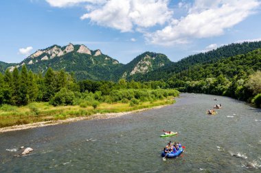 Szczawnica yakınlarındaki Pieniny 'deki Dunajec Nehri' nde rafting (Polonya)