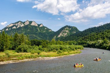 Szczawnica yakınlarındaki Pieniny 'deki Dunajec Nehri' nde rafting (Polonya)