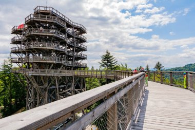 Krynica Zdroj yakınlarındaki Krinica Slotwiny 'de gözcü kulesi (Polonya)
