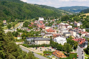 Muszyna 'daki kaleden şehir (Polonya) görüntüsü)