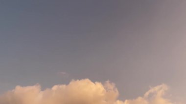 mavi gökyüzü bulutlu arkaplan.