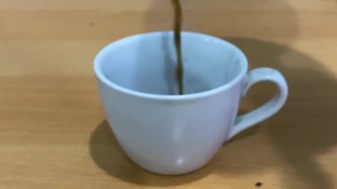 Kahve fincanı ve sade kahve.