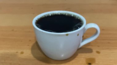 Kahve fincanı ahşap masada.