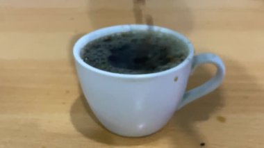 Tahta masada bir fincan kahve.