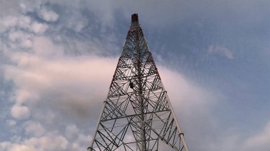 Gökyüzü arkaplanlı verici kulesi