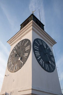Petrovaradin Kalesi 'ndeki saat kulesi, Novi Sad, Sırbistan