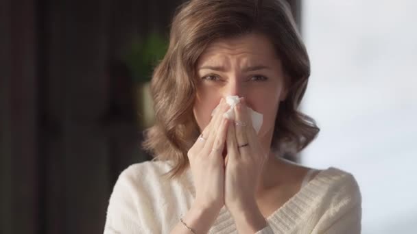 Kameraya Bakan Genç Bir Kadın Burnunu Kağıt Peçeteye Siliyor Zayıf — Stok video