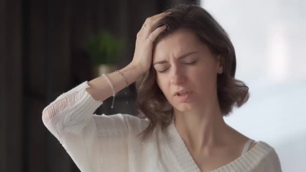 一位年轻妇女在家里用手触摸额头 检查体温 成人偏头痛发作 呼吸道病毒性疾病的最初症状 — 图库视频影像
