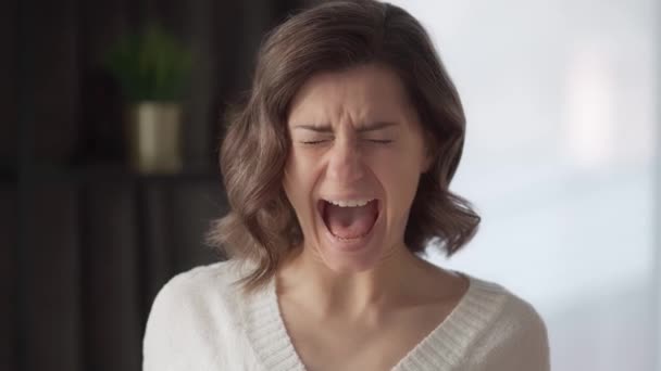 Una Joven Mujer Molesta Emocionalmente Grita Voz Alta Con Todas — Vídeos de Stock