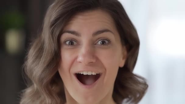 Uma Jovem Casa Olha Emocionalmente Entusiasticamente Para Câmera Sorri Feliz — Vídeo de Stock