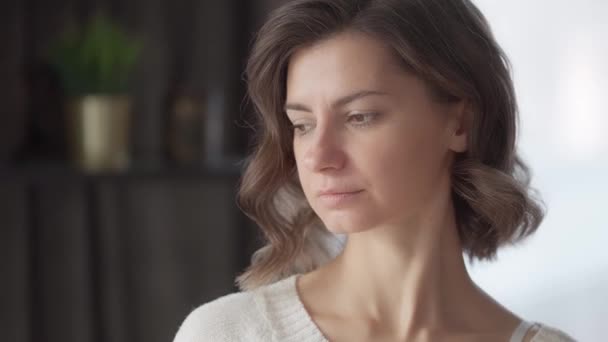 Ung Smuk Kvinde Med Brune Øjne Derhjemme Dårligt Deprimeret Humør – Stock-video
