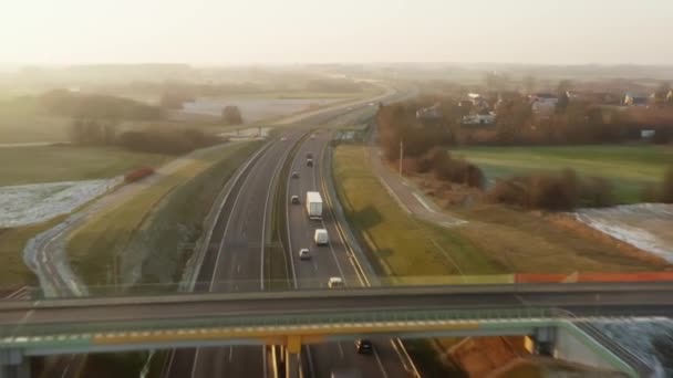 汽车和卡车沿着一条宽阔的多车道公路向不同方向流动 欧洲高速公路上的交通 国际货运物流路线 汽车运输和运输联系 — 图库视频影像