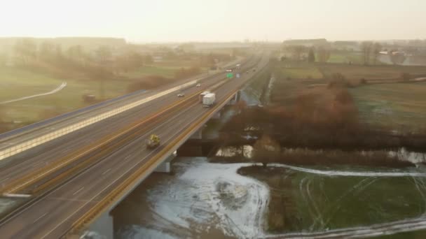 Flujo Coches Camiones Mueve Diferentes Direcciones Largo Una Amplia Carretera — Vídeo de stock