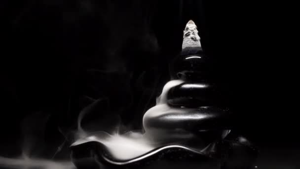 Thick White Fragrant Smoke Similar Liquid Flows Smooth Streams Waves — Vídeo de Stock