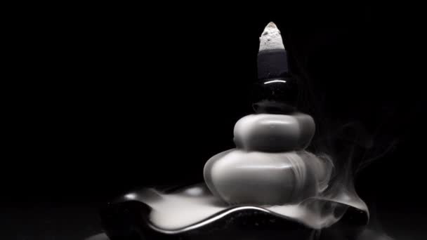 Kalın Beyaz Kokulu Duman Sıvıya Benzer Siyah Bir Porselen Standı — Stok video