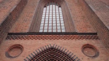 Odense 'deki St. Knud Katedrali' nin giriş kapısının önünde ön cephe ve kemer.
