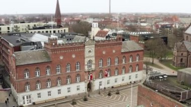 Danimarka 'daki Flakhaven Meydanı' ndaki Odense Belediye Binası cephesi