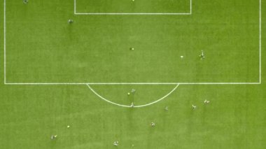 Futbolcular maçtan önce futbol sahasında gol atmak için antrenman yaparlar. Kaleci, saldırganların saldırılarını yansıtıyor. Futbol antrenmanı..