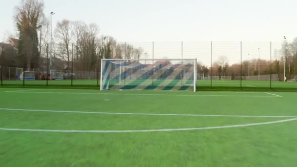 Una Puerta Pequeño Estadio Escuela Fútbol Con Campo Fútbol Vacío — Vídeo de stock