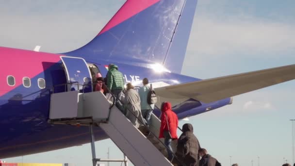 Passageiros Subir Escada Embarcar Pela Porta Traseira Seção Cauda Avião — Vídeo de Stock