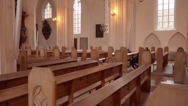 Interiör Och Bänkar För Församlingsbor Byggnaden Katedralen Knud Odense Historiska — Stockvideo