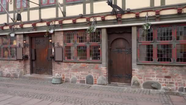 小酒馆丹麦奥登塞老城鹅卵石街道上老式历史名胜中的小酒馆或小酒馆 — 图库视频影像