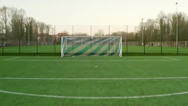 Boş Bir Futbol Sahası Olan Küçük Bir Futbol Stadyumunun Kapısı — Stok video