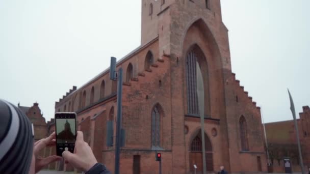 Turysta Robi Zdjęcia Swoim Smartfonie Budynku Katedry Knuda Odense Zabytkowy — Wideo stockowe