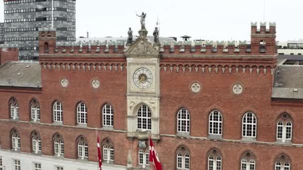 Антикварные Часы Фасаде Мэрии Оденсе Ратушной Площади Флакхейвена Дании — стоковое видео