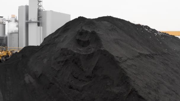 Een Crawler Bulldozer Harkt Kolenreserves Een Grote Stapel Voor Verwarming — Stockvideo