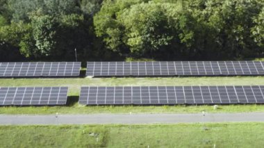 Fotovoltaik sistemin güneş panelleri. İnsansız hava aracından güneş panelinin görüntüsü