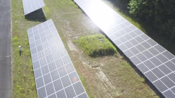 Sonnenkollektoren Einer Photovoltaikanlage Ansicht Des Solarmoduls Von Der Drohne Aus — Stockvideo