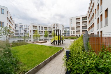Şehirdeki modern bir Avrupa apartman kompleksinin avlusundaki çocuk parkı.