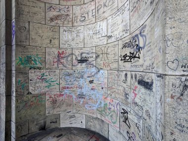 Sokak serserileri tarafından tamamen grafiti ile boyanmış bir şehir binasının duvarı. Sokak sanatı ve vandalizmi.