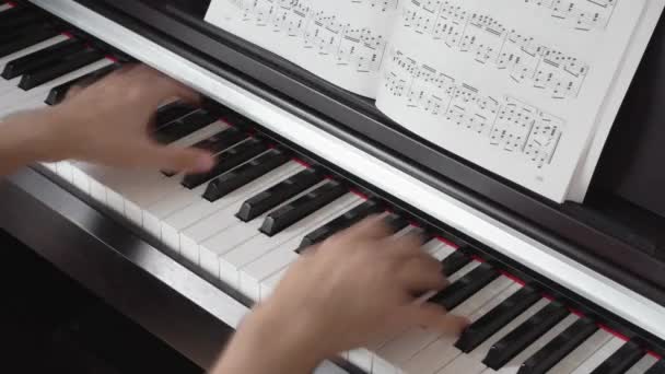 ピアニストの手はすぐ近くでピアノを演奏している 加速ビデオ ピアノを演奏する時間経過 — ストック動画